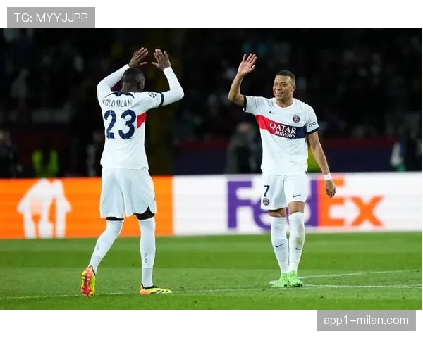 巴黎圣日耳曼举办“社区足球日”，姆巴佩出席与小球迷互动